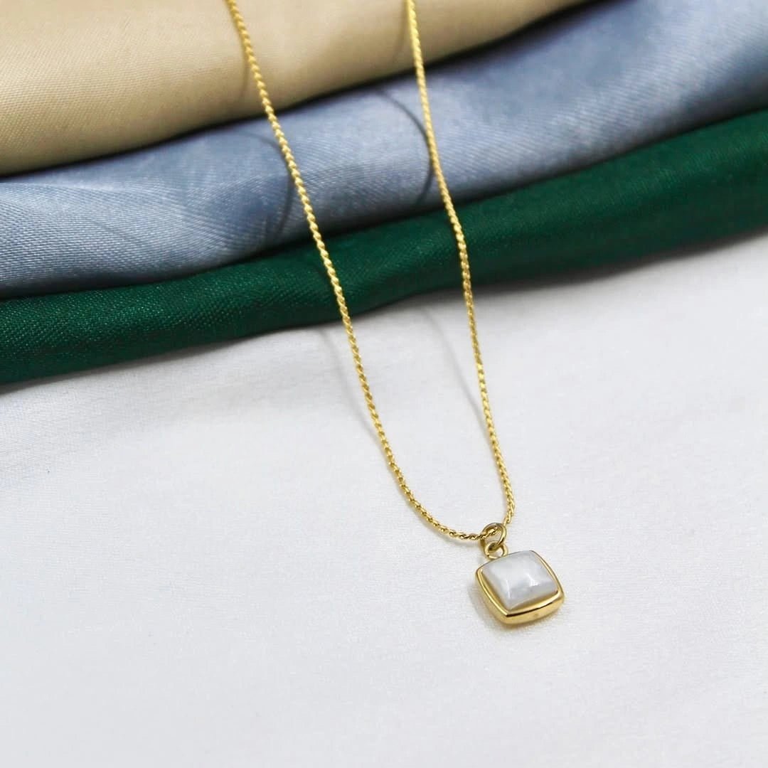 LunaPearl Gold Pendant Necklace