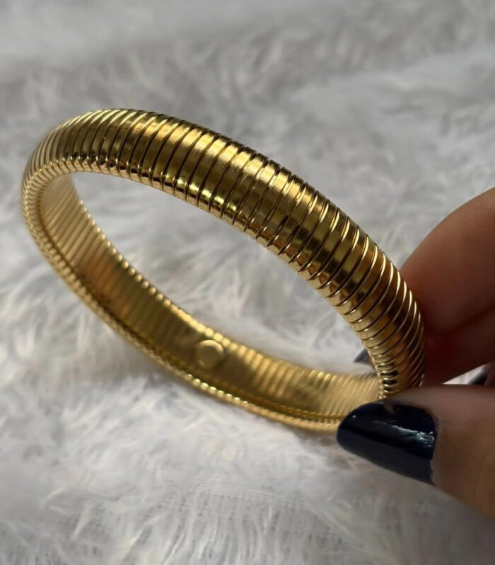 Velora Coil Gold Kada