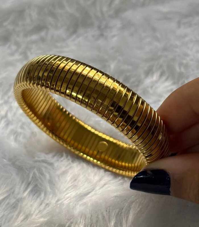 Elara Ribbed Gold Kada