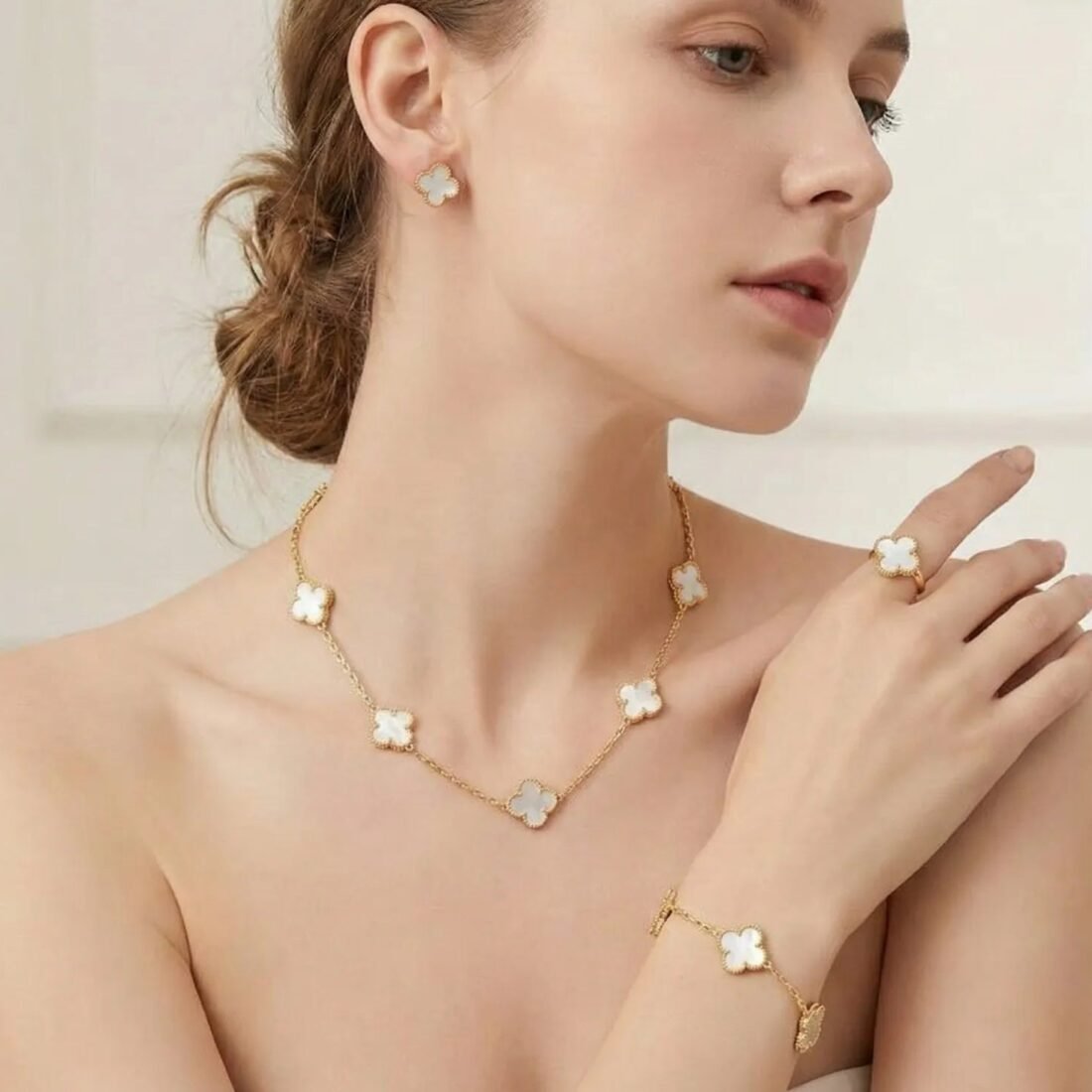 White Clover Elegance  Necklace & Earrings Set