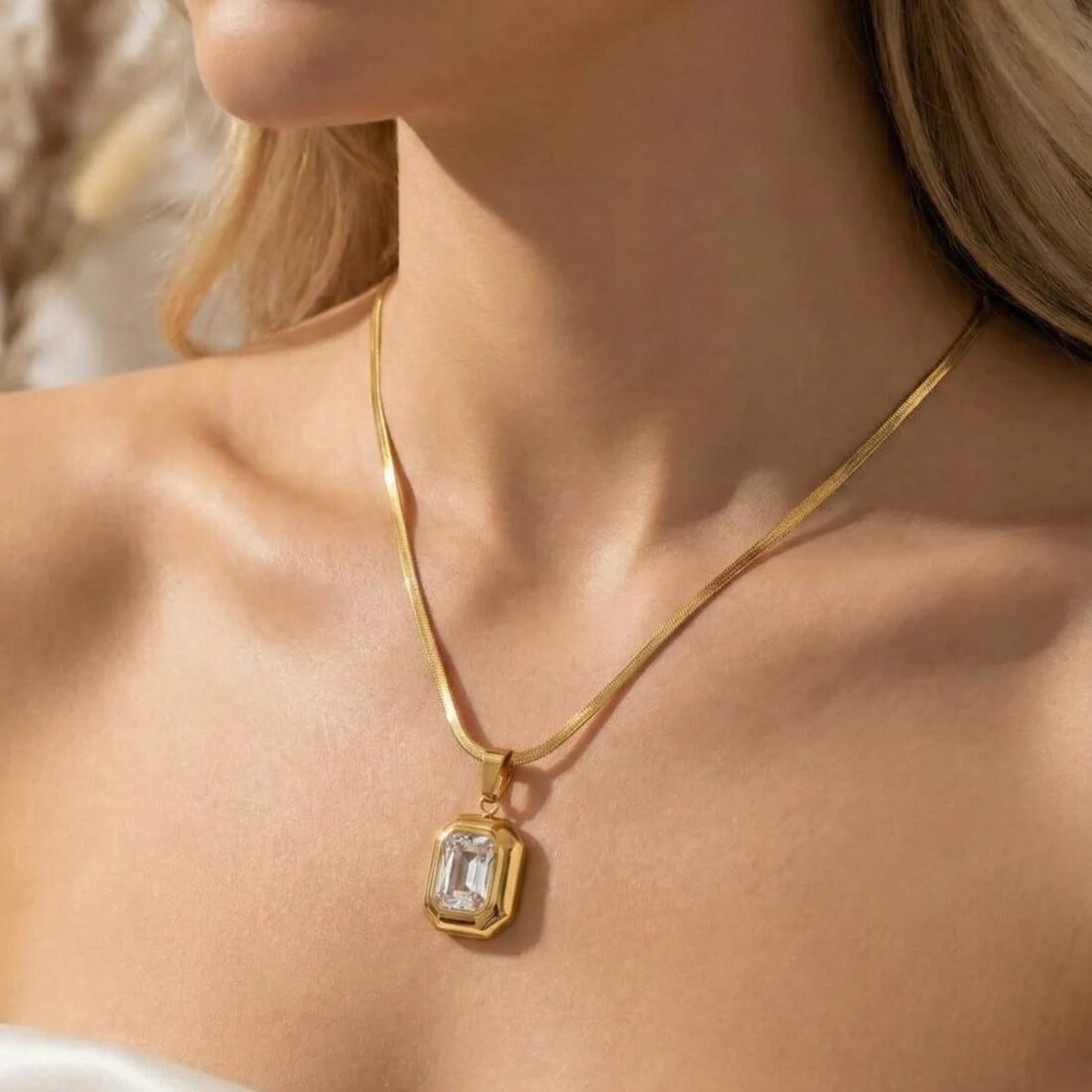 Elegant Anti-Tarnish Gold Pendant Necklace