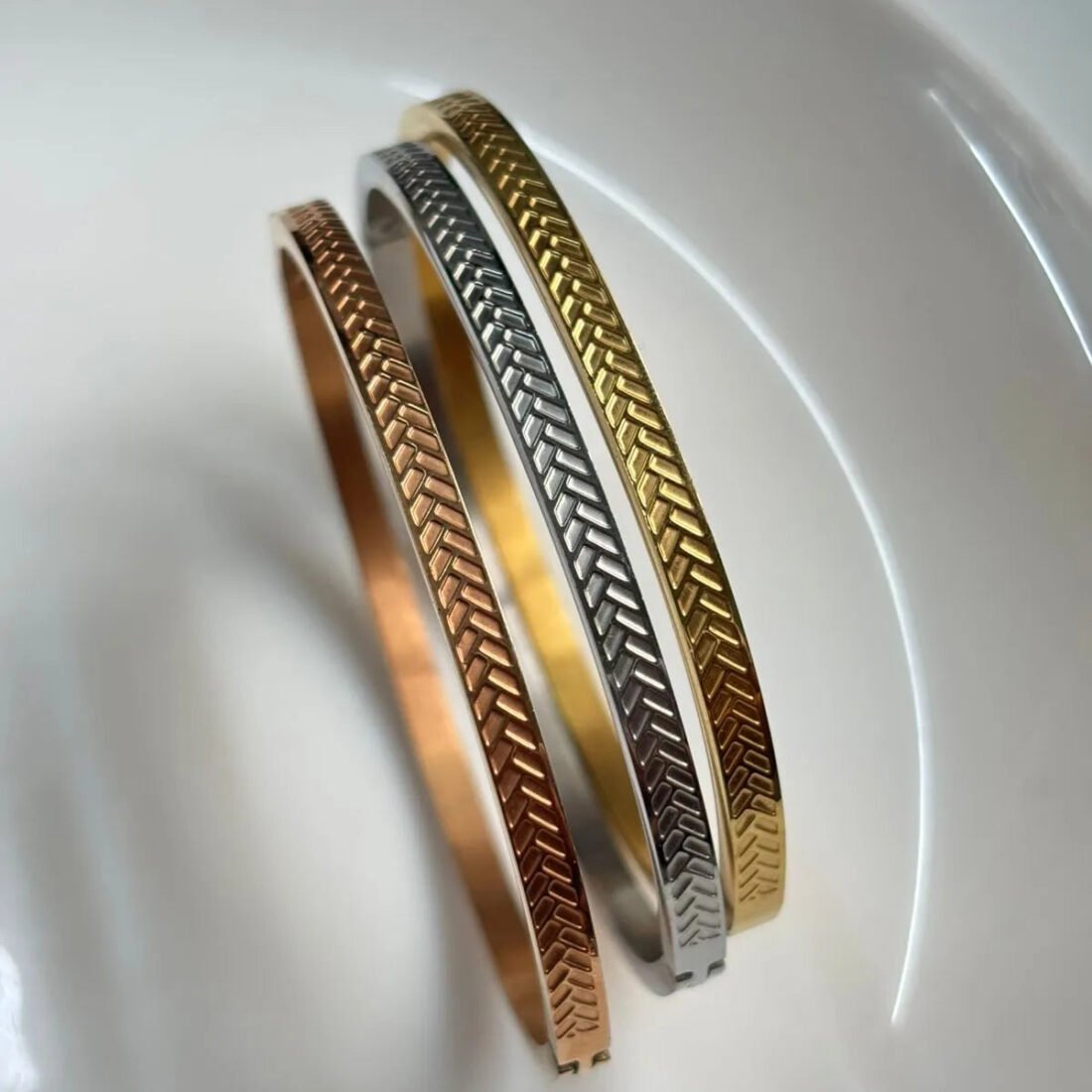 Sleek Tri-Color Geometric Kada
