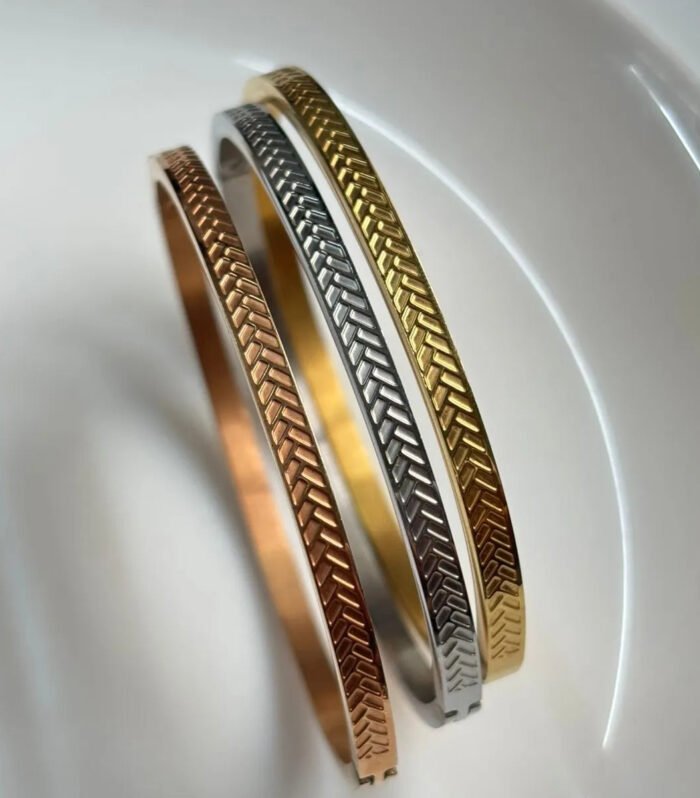 Sleek Tri-Color Geometric Kada