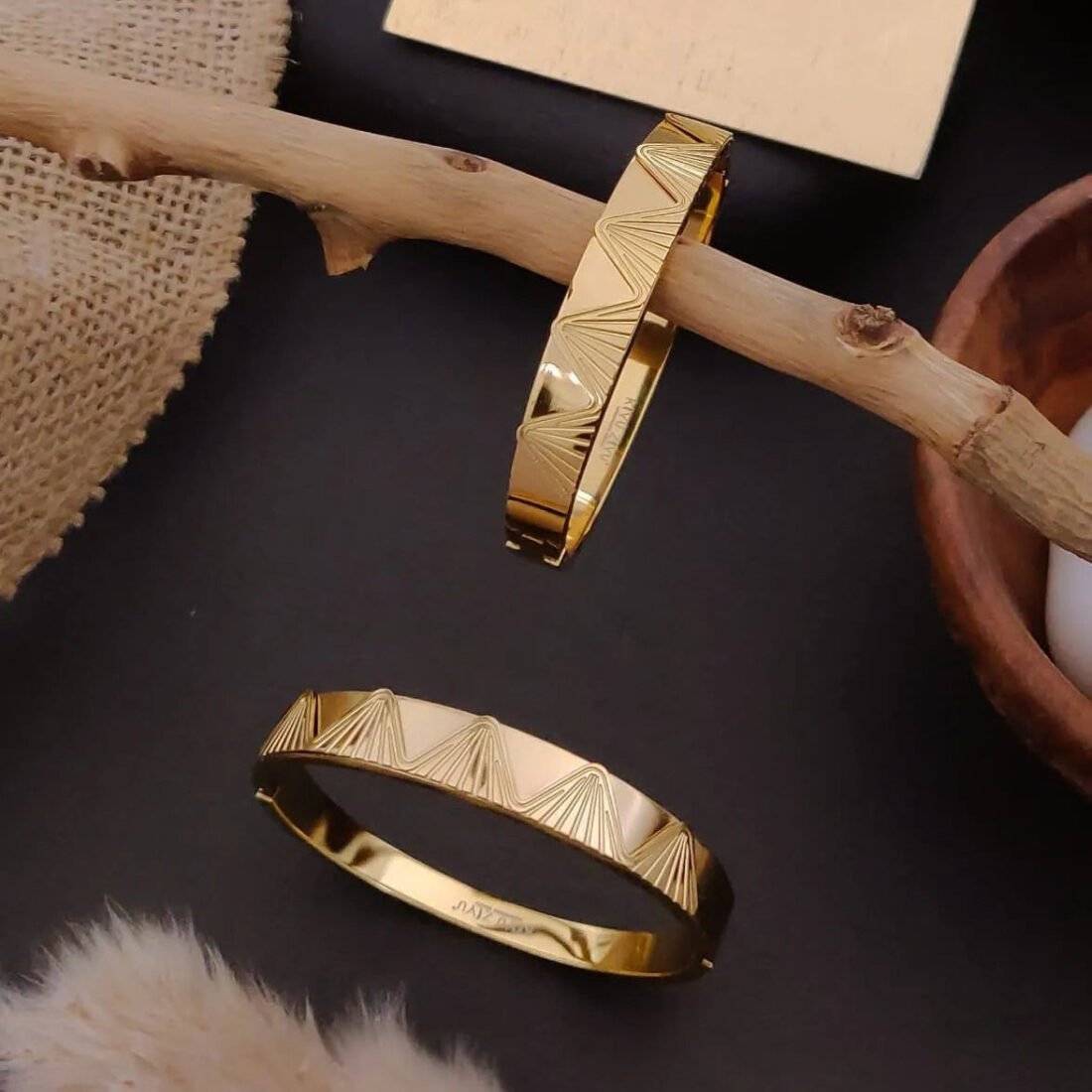 eometric Etched Gold Kada