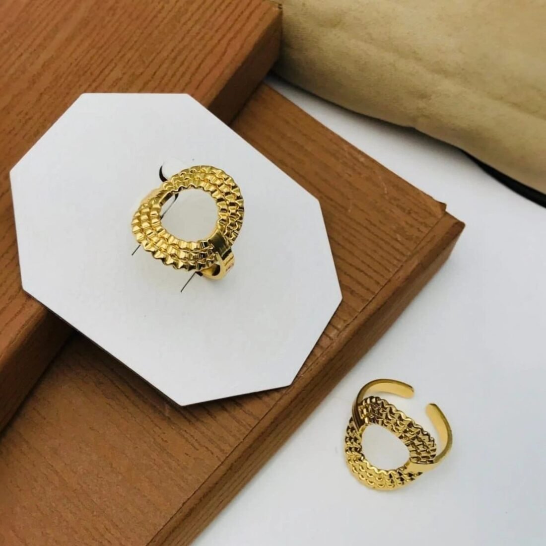 Helix Chain Sculpted Gold Ring