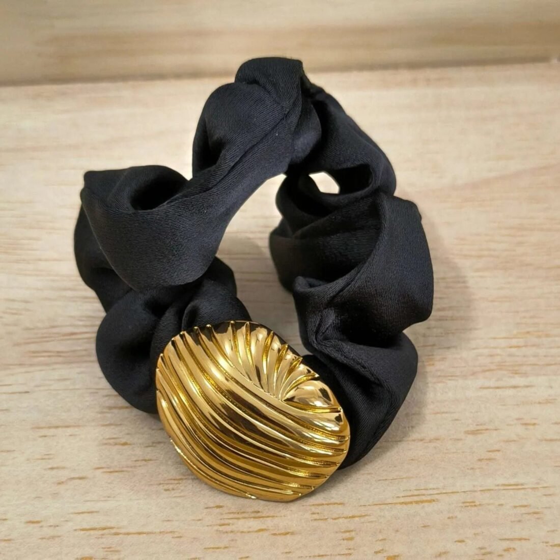 Veloura Gold Shell Hair Band