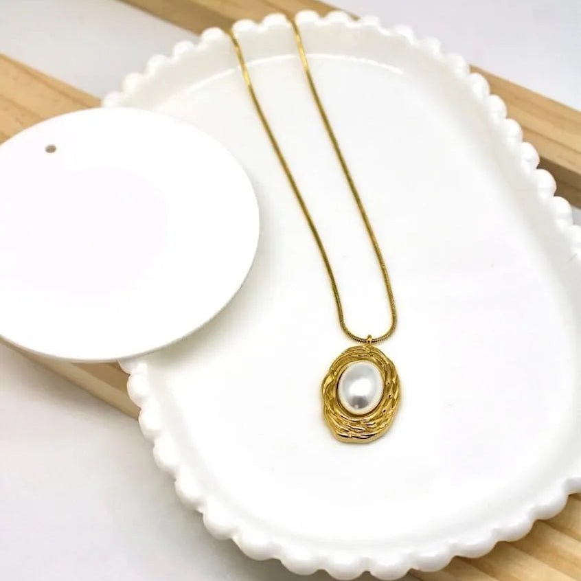 Vintage Pearl Oval Necklace